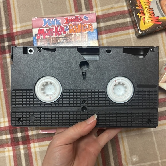 You’re Invited to Mary-Kate & Ashley’s Mall Party 🛍️ vintage VHS - Picture 7 of 8